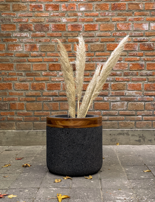 Maceta de piedra volcánica y detalles en madera de parota ideal para interior y exterior